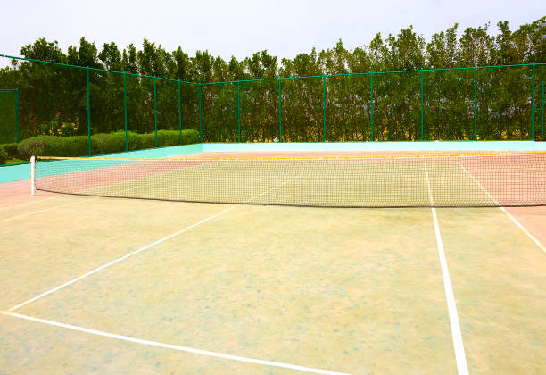 La rénovation d'un court de tennis à Nice dans les Alpes-Maritimes exige une planification minutieuse, en tenant compte de la sélection des