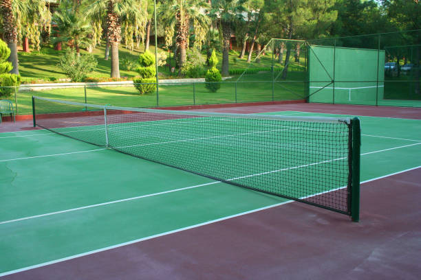 la maintenance d'un court de tennis en gazon synthétique à Nice nécessite une attention particulière et régulière.